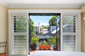 2 bedrooms, iron/ironing board, bed sheets - Spacious 2-bed Townhouse With Garage & Patio (Sydney)