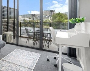 Apartment | Balcony - Modern 3-bedroom Townhouse in Quiet Greenway (Canberra)