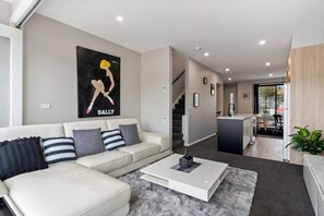 Apartment | Living room - Modern 3-bedroom Townhouse in Quiet Greenway (Canberra)