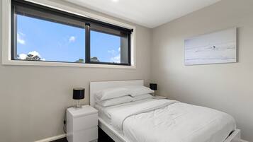 2 bedrooms, laptop workspace, bed sheets