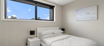 Modern 3-bedroom Townhouse in Quiet Greenway