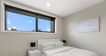 Modern 3-bedroom Townhouse in Quiet Greenway