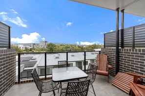 Apartment | Balcony - Modern 3-bedroom Townhouse in Quiet Greenway (Canberra)