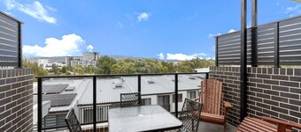 Modern 3-bedroom Townhouse in Quiet Greenway