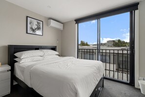 Apartment | 2 bedrooms, laptop workspace, bed sheets - Modern 3-bedroom Townhouse in Quiet Greenway (Canberra)