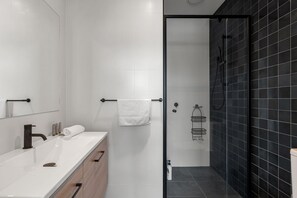 Apartment | Bathroom | Towels - Modern 3-bedroom Townhouse in Quiet Greenway (Canberra)