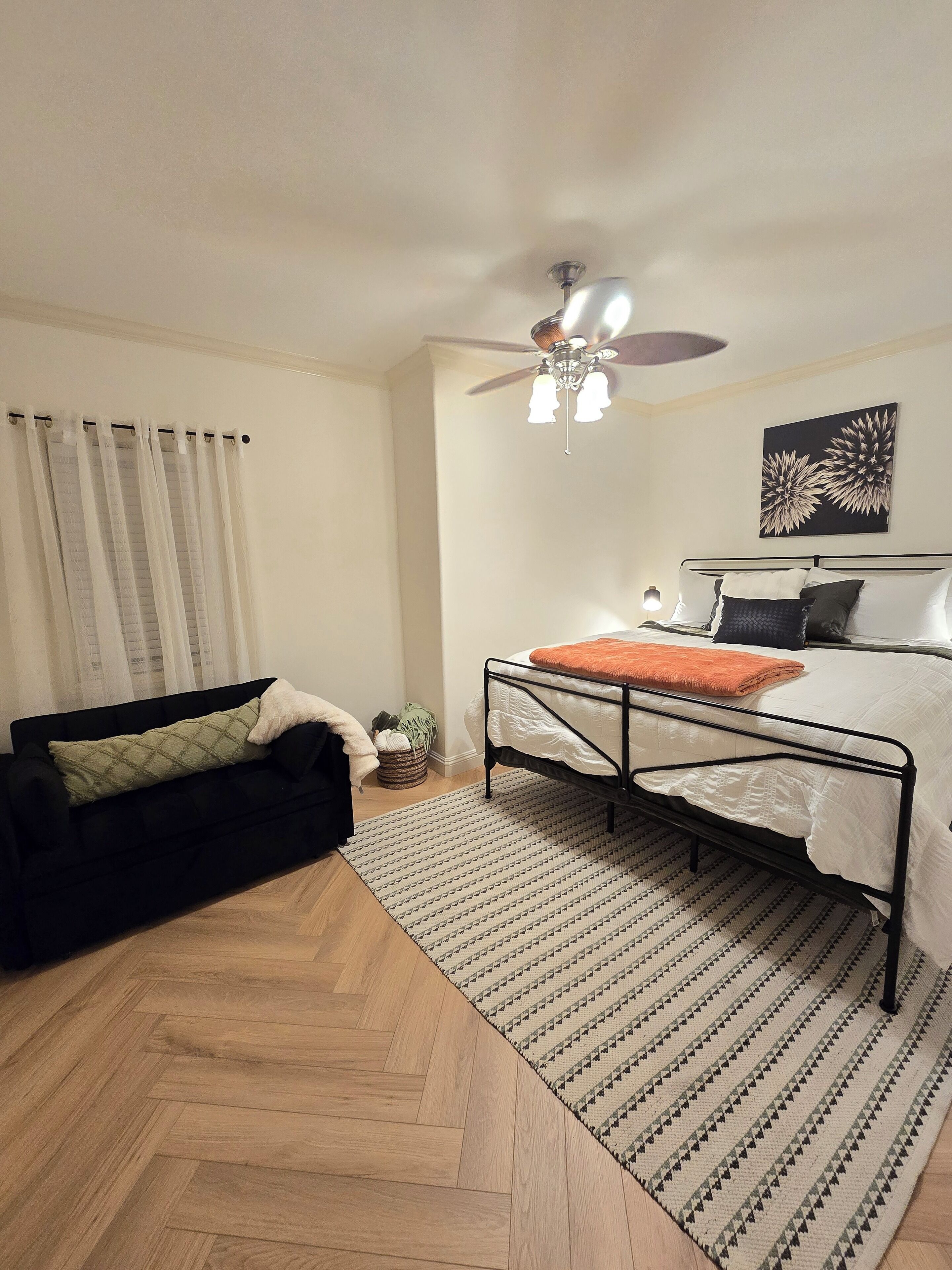 2 bedrooms, desk, iron/ironing board, travel crib