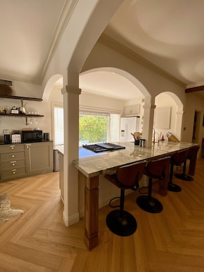 電子レンジ、コンロ、食器洗い機