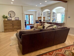 Televisión y chimenea 