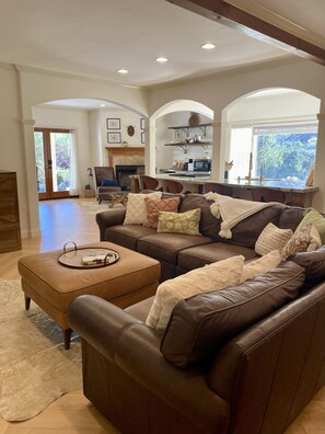 Televisión y chimenea 