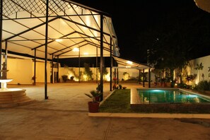 Loft clásico, patio, vista al jardín | Área de sala de estar