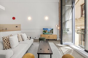 Living room - Classic 1-bed City Stay Near Eateries and Laneways (Melbourne)