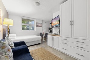 1 bedroom, iron/ironing board, bed sheets - Chic Urban Paddington Escape (Sydney)