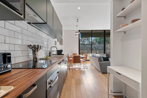 Chic 2-bed Apartment in Vibrant St Kilda