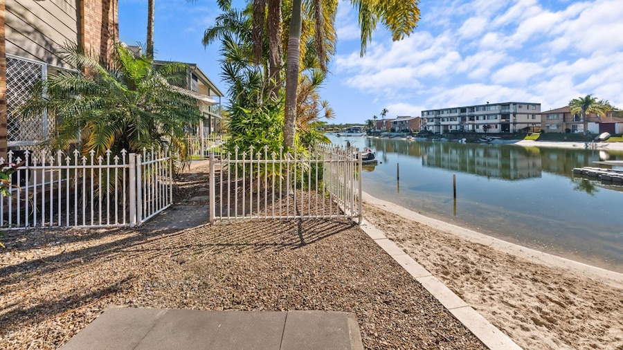 Family-friendly Flat With Balcony Views