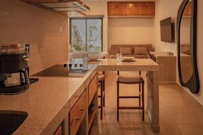 Kühlschrank, Mikrowelle, Herdplatte, Wasserkocher mit Kaffee-/Teezubehör