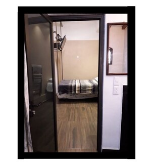 Habitación básica | Espacio para trabajar con laptop, cortinas blackout y wifi gratis 