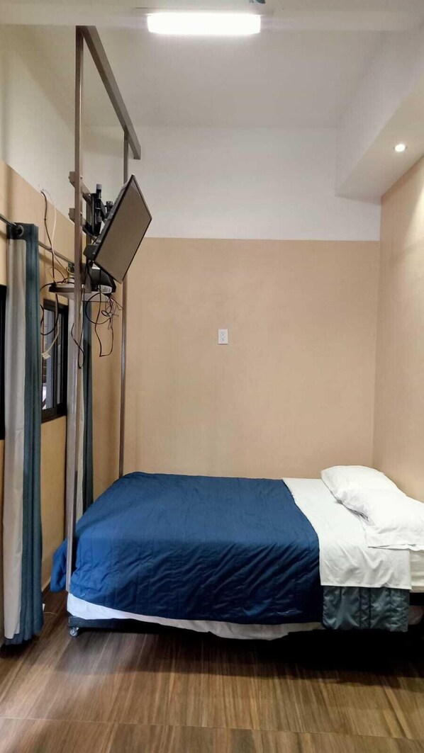 Basic Room | Laptop workspace, blackout drapes, free WiFi