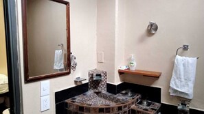 Habitación básica | Baño | Regadera, secadora de cabello, toallas, jabón 