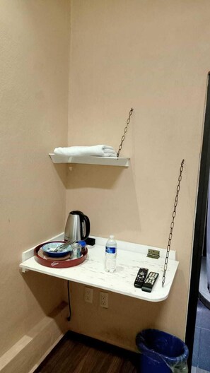 Habitación básica | Espacio para trabajar con laptop, cortinas blackout y wifi gratis 