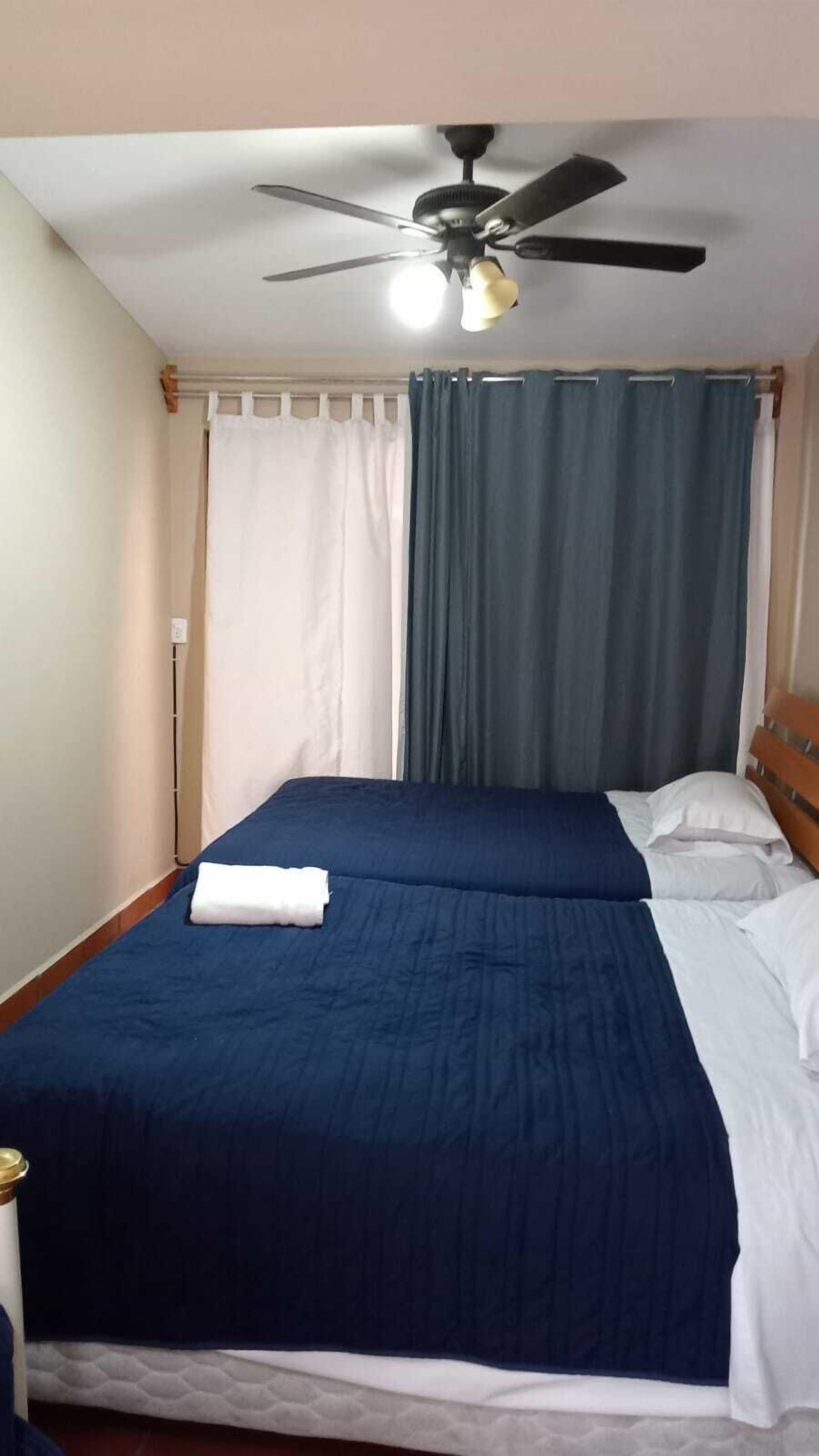 Habitación básica | Espacio para trabajar con laptop, cortinas blackout y wifi gratis 