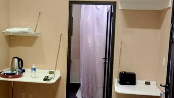 Basic Room | Laptop workspace, blackout drapes, free WiFi