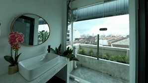 Room - Manhattan Residence (George Town)