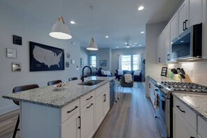 Micro-ondes, plaque de cuisson, grille-pain