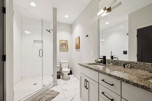 シャワー、ヘアドライヤー、タオル