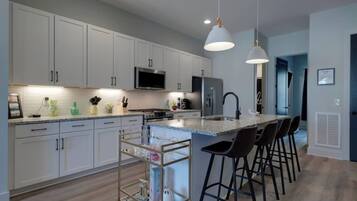 Een microgolfoven, een kookplaat, een broodrooster