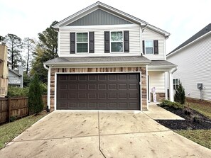 Exterior - Spacious 3 Bed House - minutes to Fort Jackson and Downtown Columbia - Sleeps 6 (Columbia)