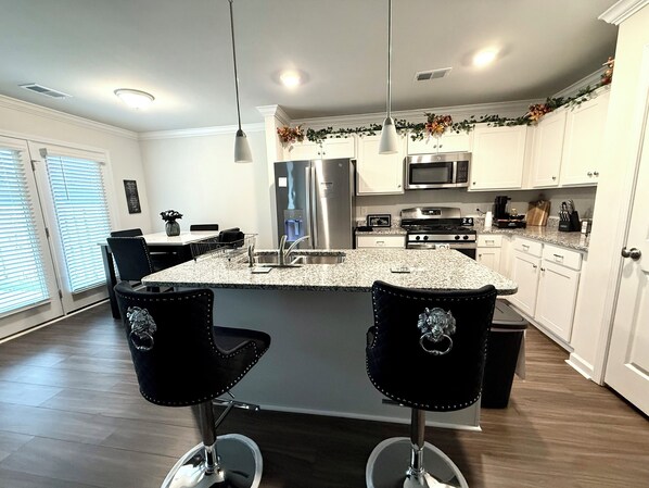 Private kitchen - Spacious 3 Bed House - minutes to Fort Jackson and Downtown Columbia - Sleeps 6 (Columbia)