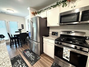 Private kitchen - Spacious 3 Bed House - minutes to Fort Jackson and Downtown Columbia - Sleeps 6 (Columbia)