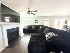 Living area - Spacious 3 Bed House - minutes to Fort Jackson and Downtown Columbia - Sleeps 6 (Columbia)