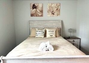 3 bedrooms, iron/ironing board, WiFi, bed sheets - Spacious 3 Bed House - minutes to Fort Jackson and Downtown Columbia - Sleeps 6 (Columbia)