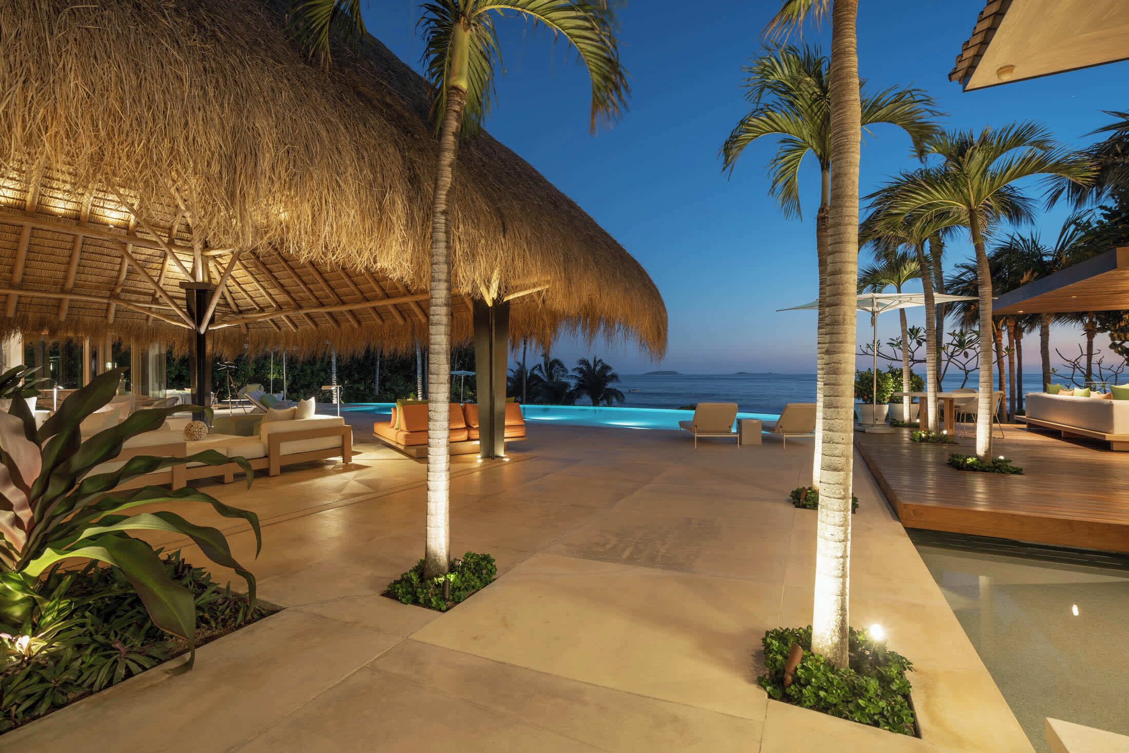 Alberca al aire libre y alberca climatizada