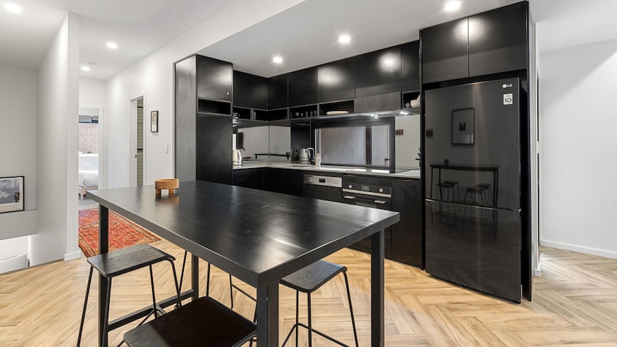 Bright Kingston Stay With Balcony Access