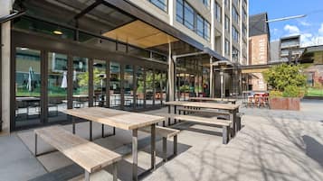 Apartment | Outdoor dining