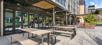 带阳台通道的明亮金斯顿住宿