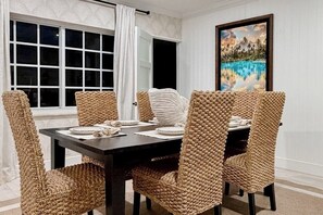 Dining - Tropical backyard oasis w/ putting green, grill, tiki bar & walk to beach (Pompano Beach)