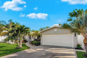 Exterior - Tropical backyard oasis w/ putting green, grill, tiki bar & walk to beach (Pompano Beach)