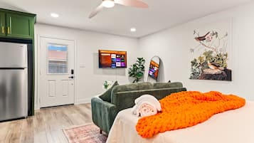 Een strijkplank/strijkijzer, wifi, beddengoed