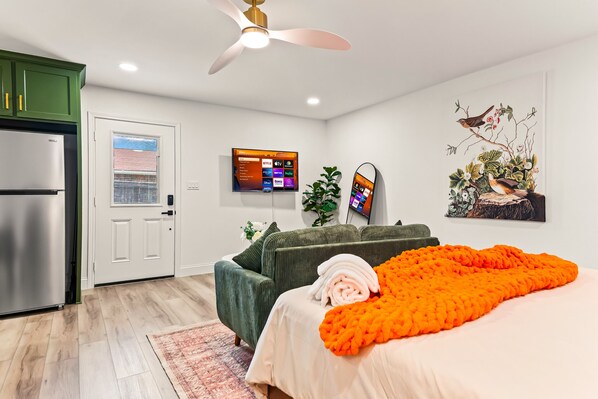 Een strijkplank/strijkijzer, wifi, beddengoed