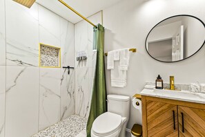 Een douche, een haardroger, handdoeken, zeep