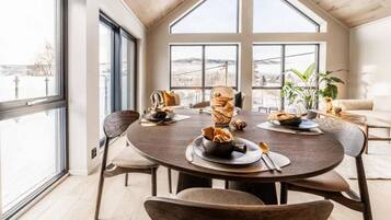 House, 3 Bedrooms, Balcony, City View | Dining room