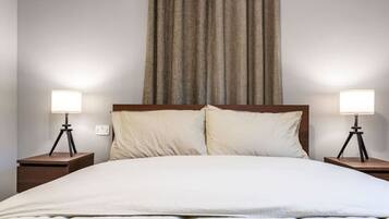 1 quarto, escrivaninha, ferros/tábuas de passar roupa, berço de viagem