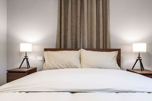 1 quarto, escrivaninha, ferros/tábuas de passar roupa, berço de viagem