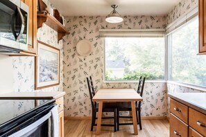 冷蔵庫、電子レンジ、オーブン、コンロ