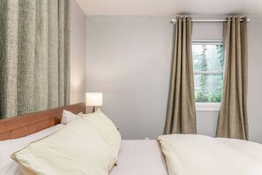 1 habitación, escritorio, tabla de planchar con plancha y cuna de viaje 