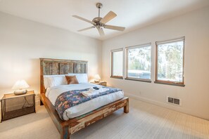 5 Schlafzimmer, Schreibtisch, Bügeleisen/Bügelbrett, Reisekinderbett